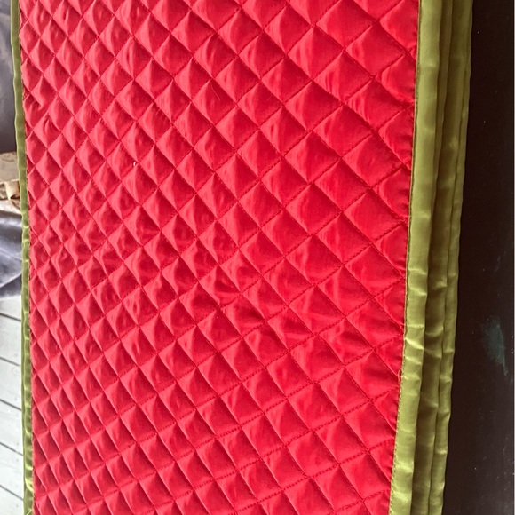 Seven beautiful red & green quilted satin placemats. - Picture 1 of 3